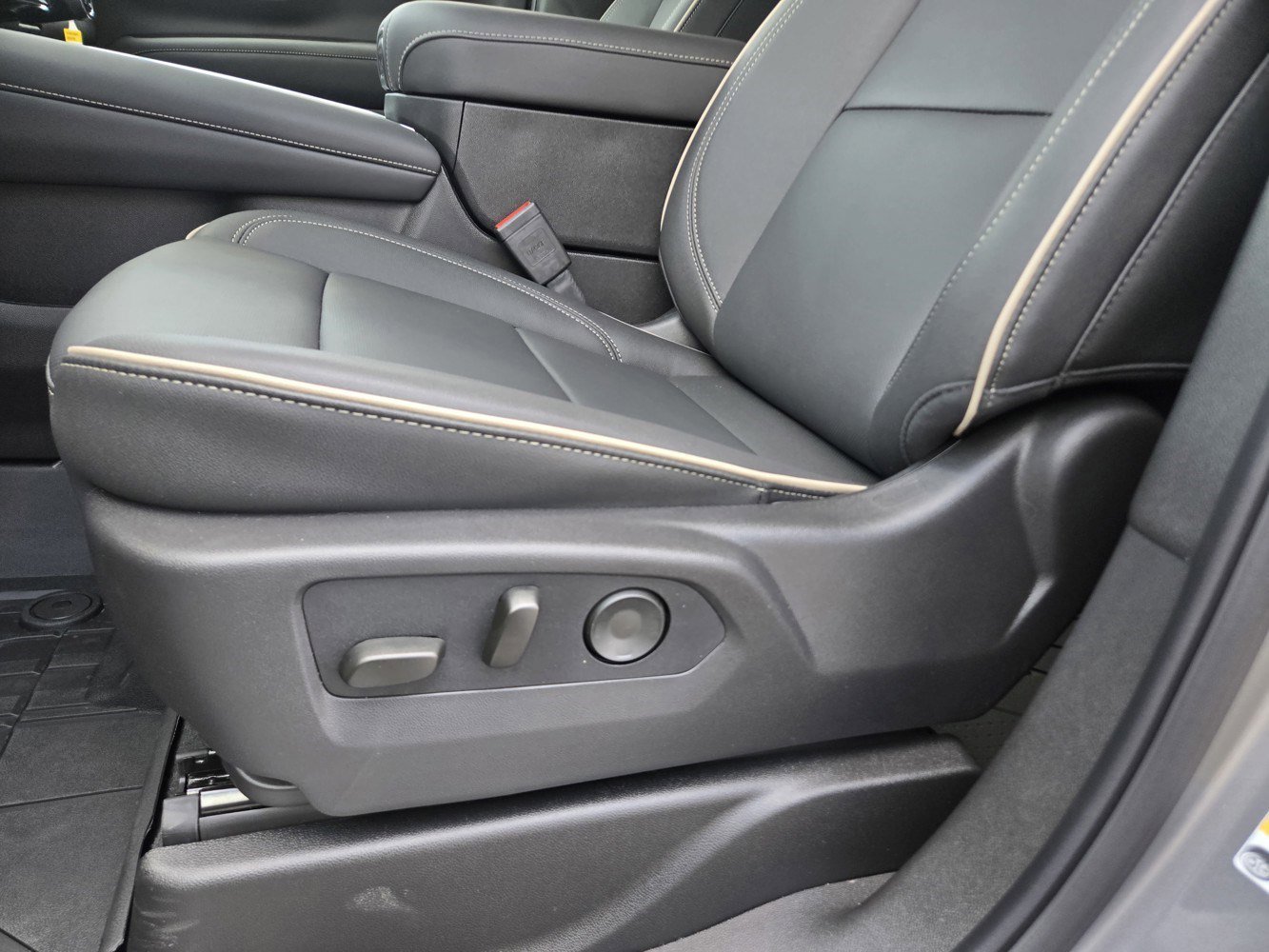 2026 Chevrolet Suburban Premier - Photo 17