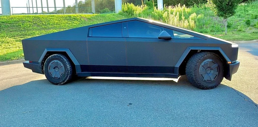 Used 2025  Tesla Base image 3