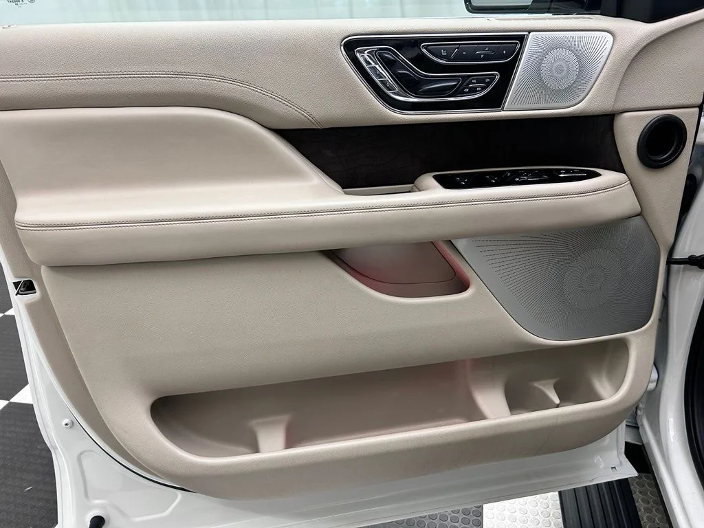 Used 2020 White Lincoln Reserve image 10
