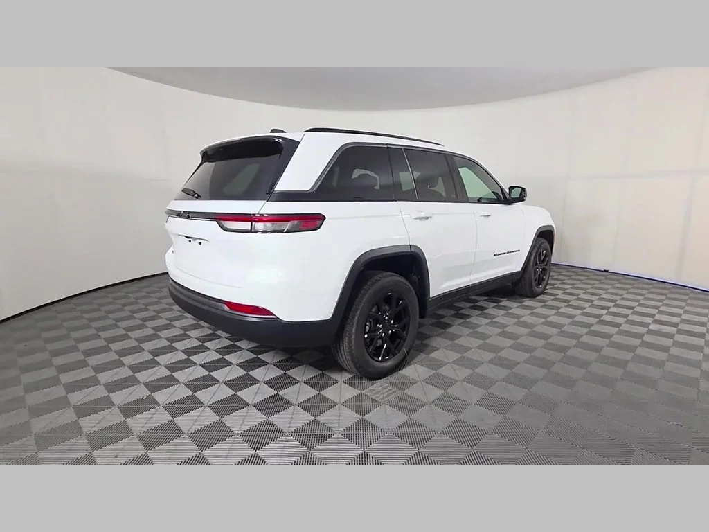 New 2026 Bright White Clear-Coat Exterior Paint Jeep Laredo Altitude image 25