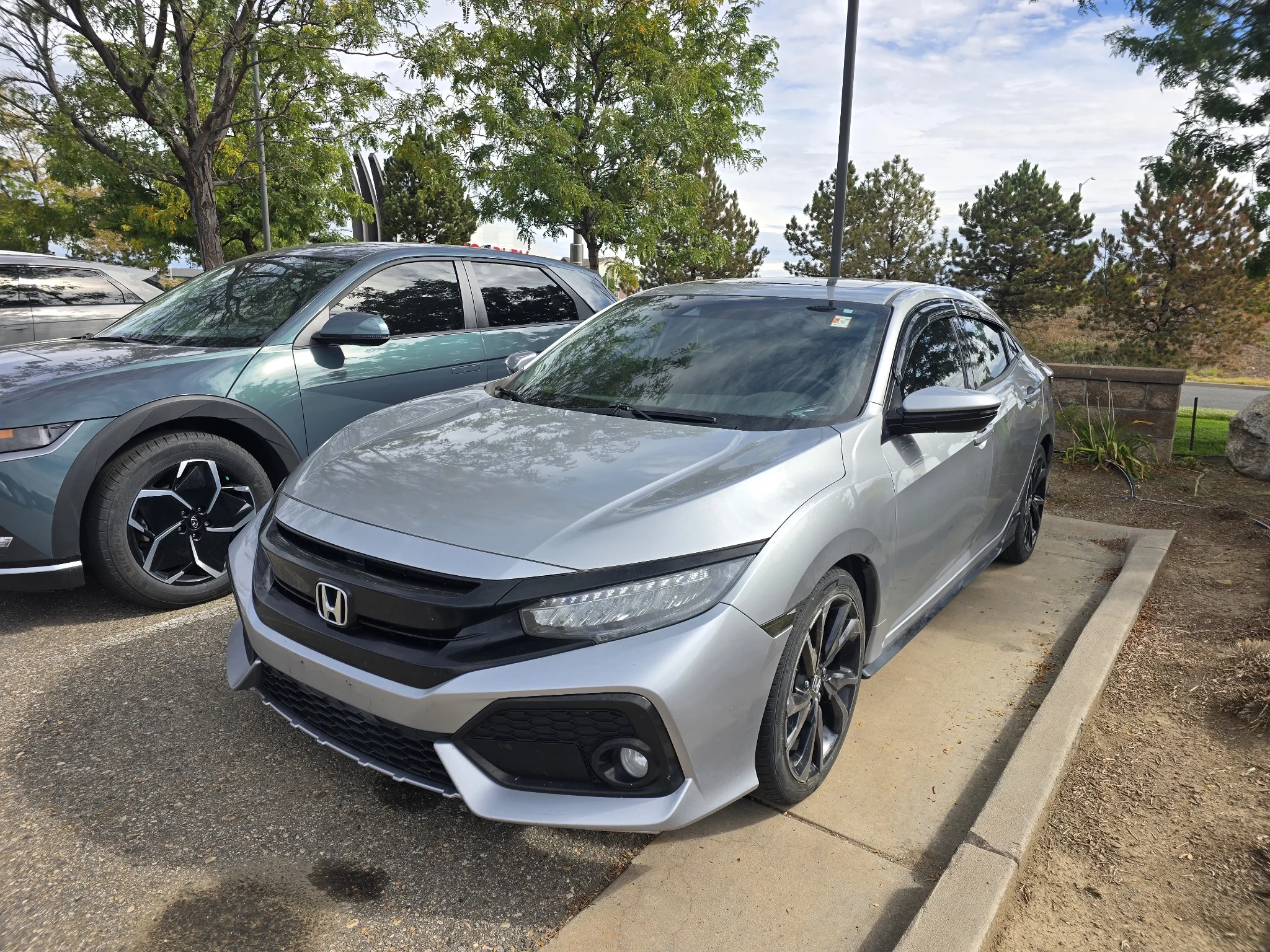 Used 2018 Lunar Silver Metallic Honda Sport Touring image 13