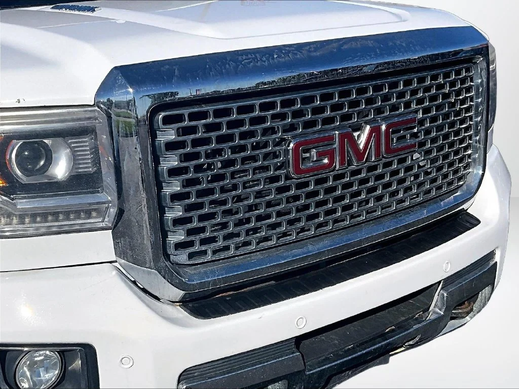 Used 2015 White GMC Denali image 26