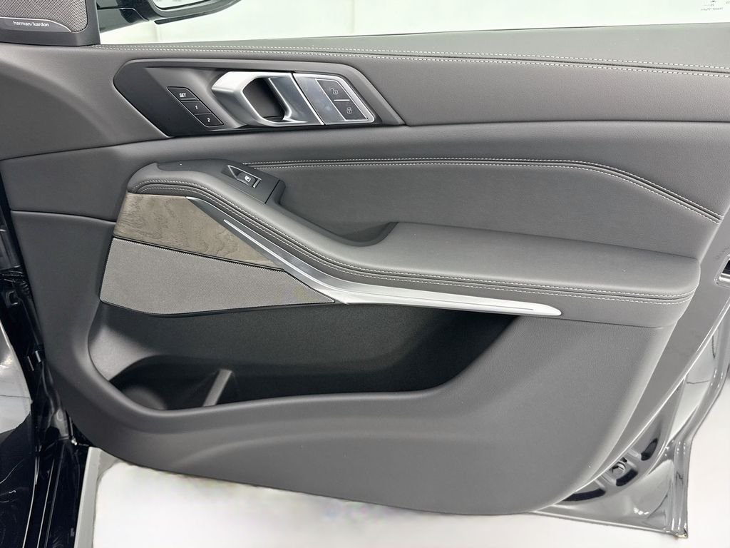 New 2027 Black Sapphire Metallic BMW xDrive40i image 24