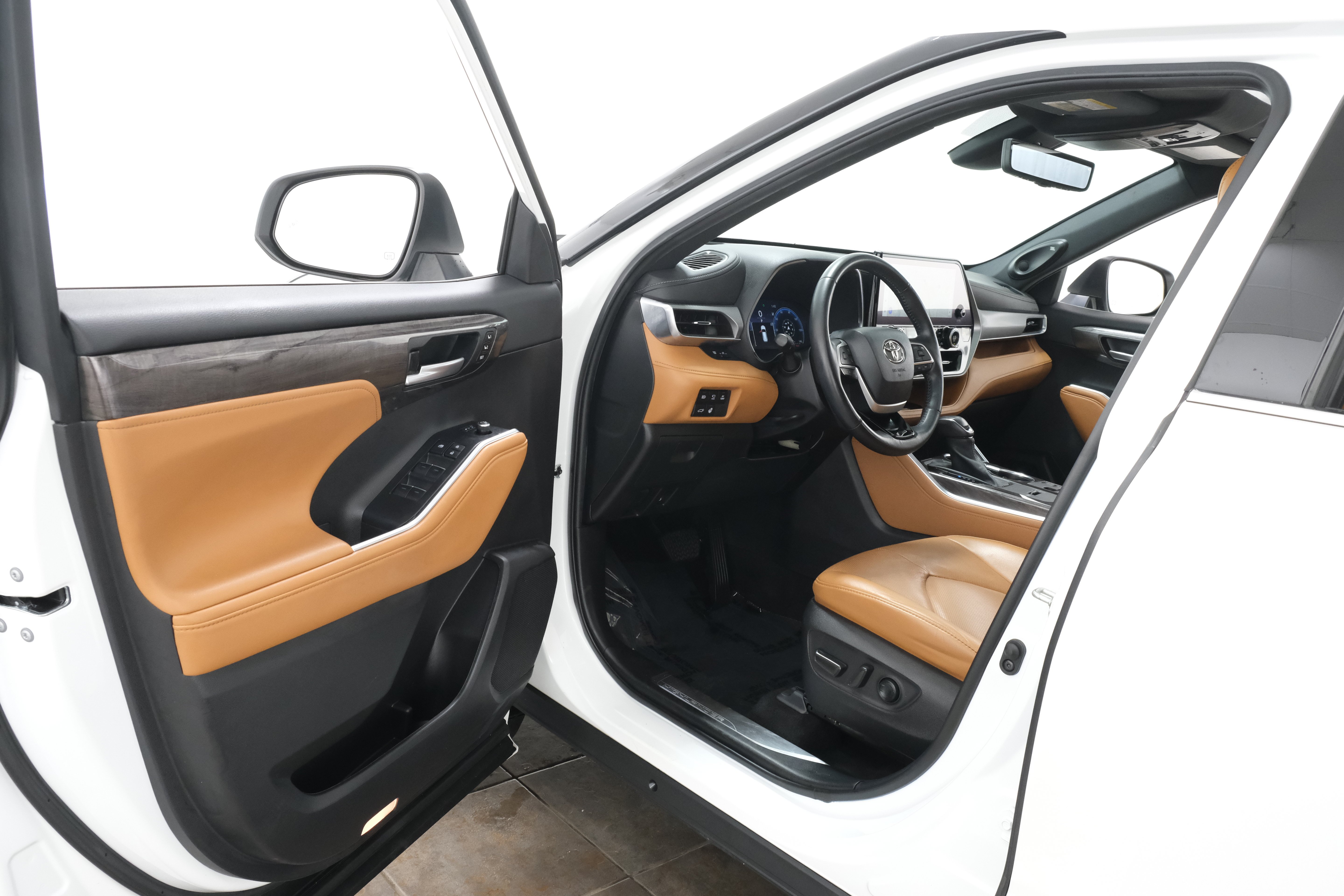 Used 2023 Wind Chill Pearl Toyota Platinum image 26