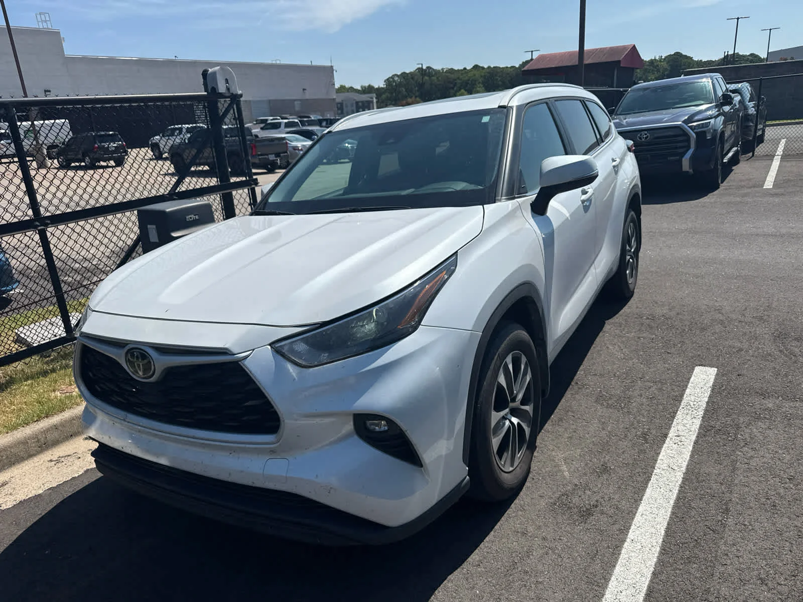 Used 2025 Wind Chill Pearl Toyota XLE image 5