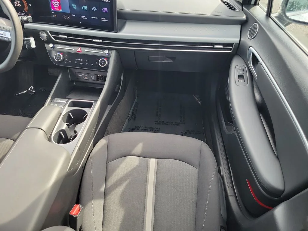 Used 2024 White Hyundai SEL image 17