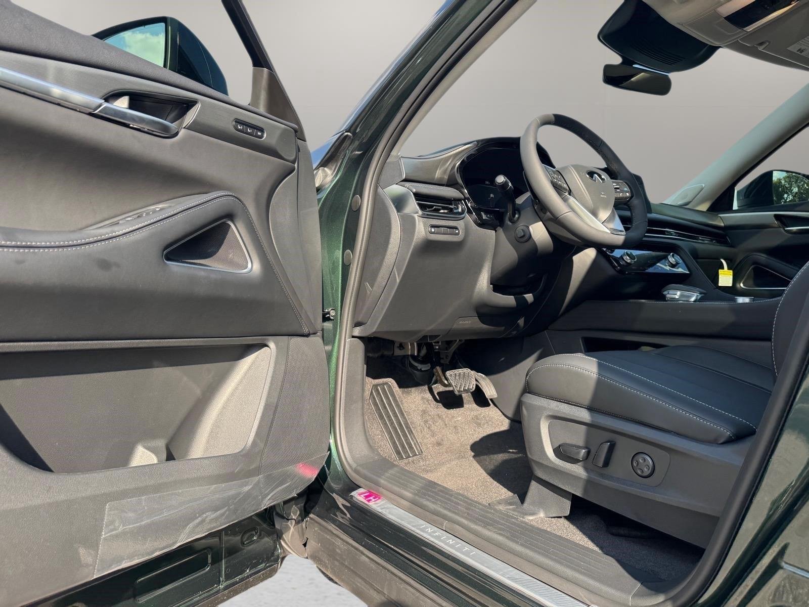 New 2027 DEEP EMERALD INFINITI Luxe FWD image 18