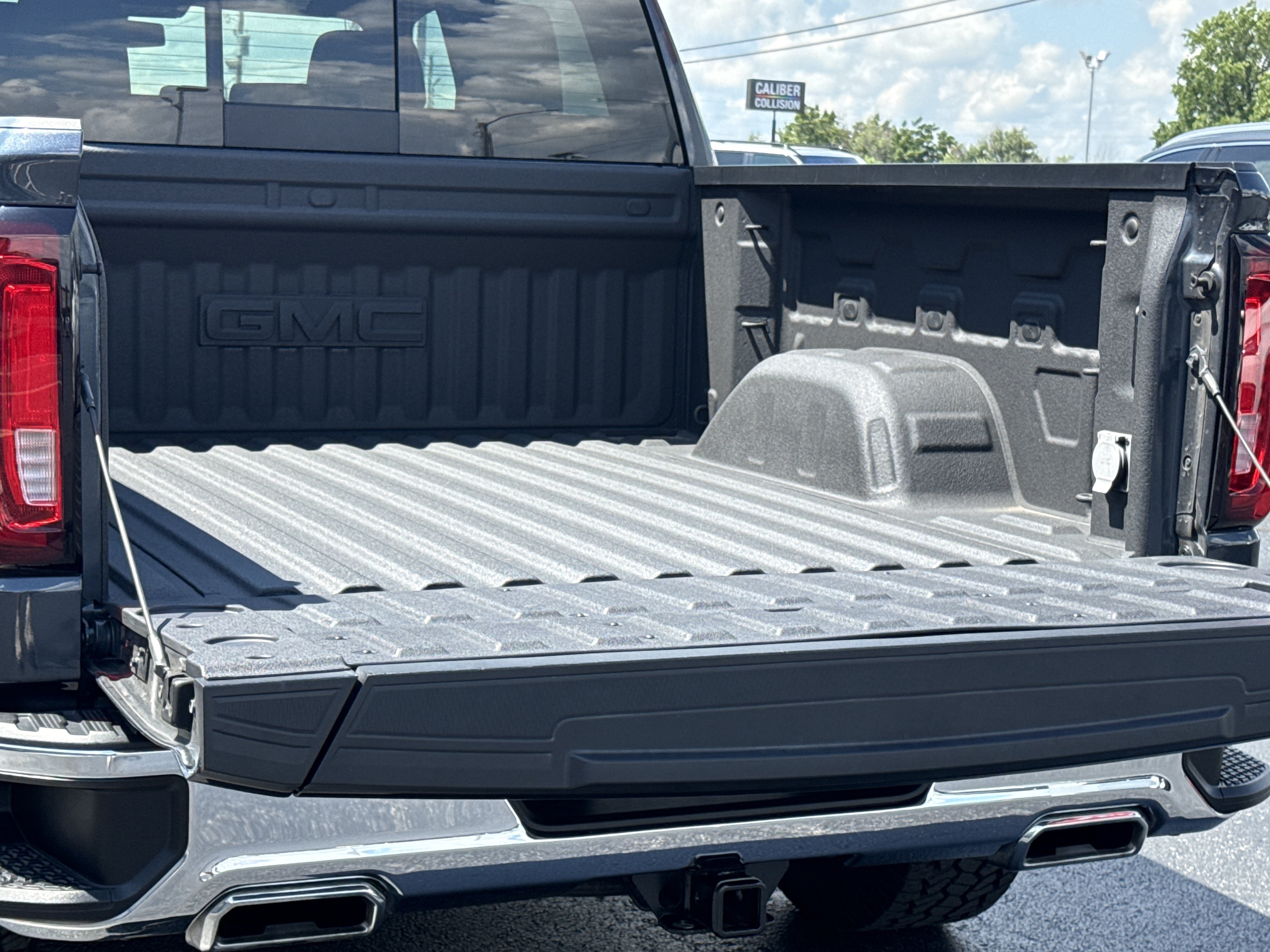 Used 2022 Dark Sky Metallic GMC SLT 4WD image 10