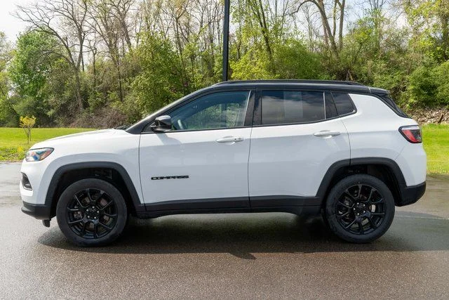 Used 2023 White Jeep Latitude image 9