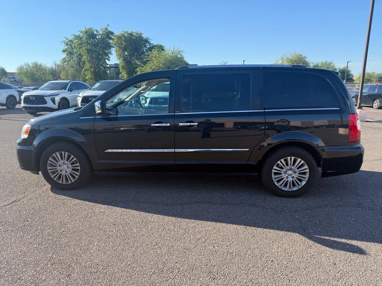 Used 2013 Brilliant Black Crystal Pearlcoat Chrysler Limited image 7