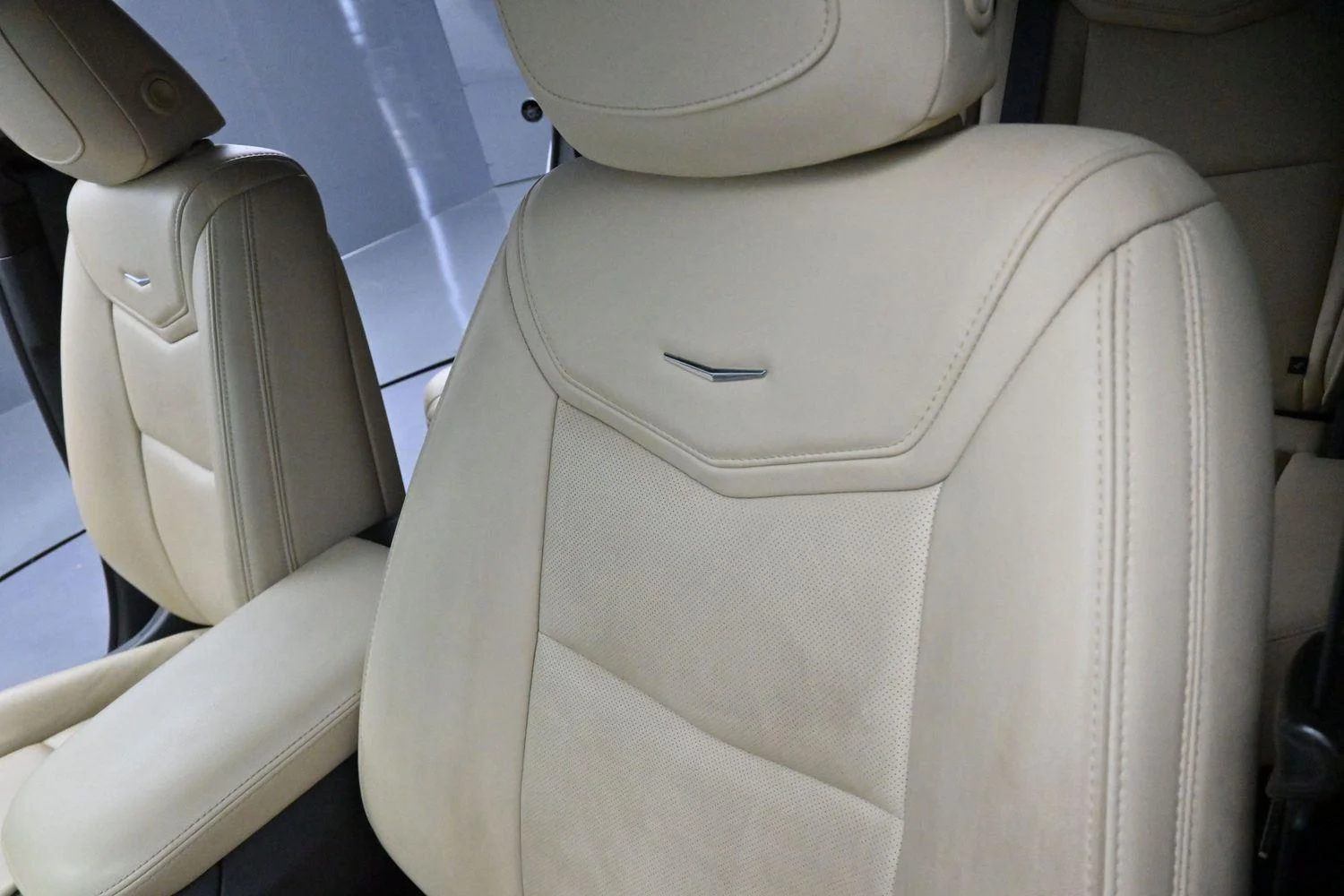 Used 2019 RADIANT SILVER METALLIC Cadillac Luxury FWD image 16
