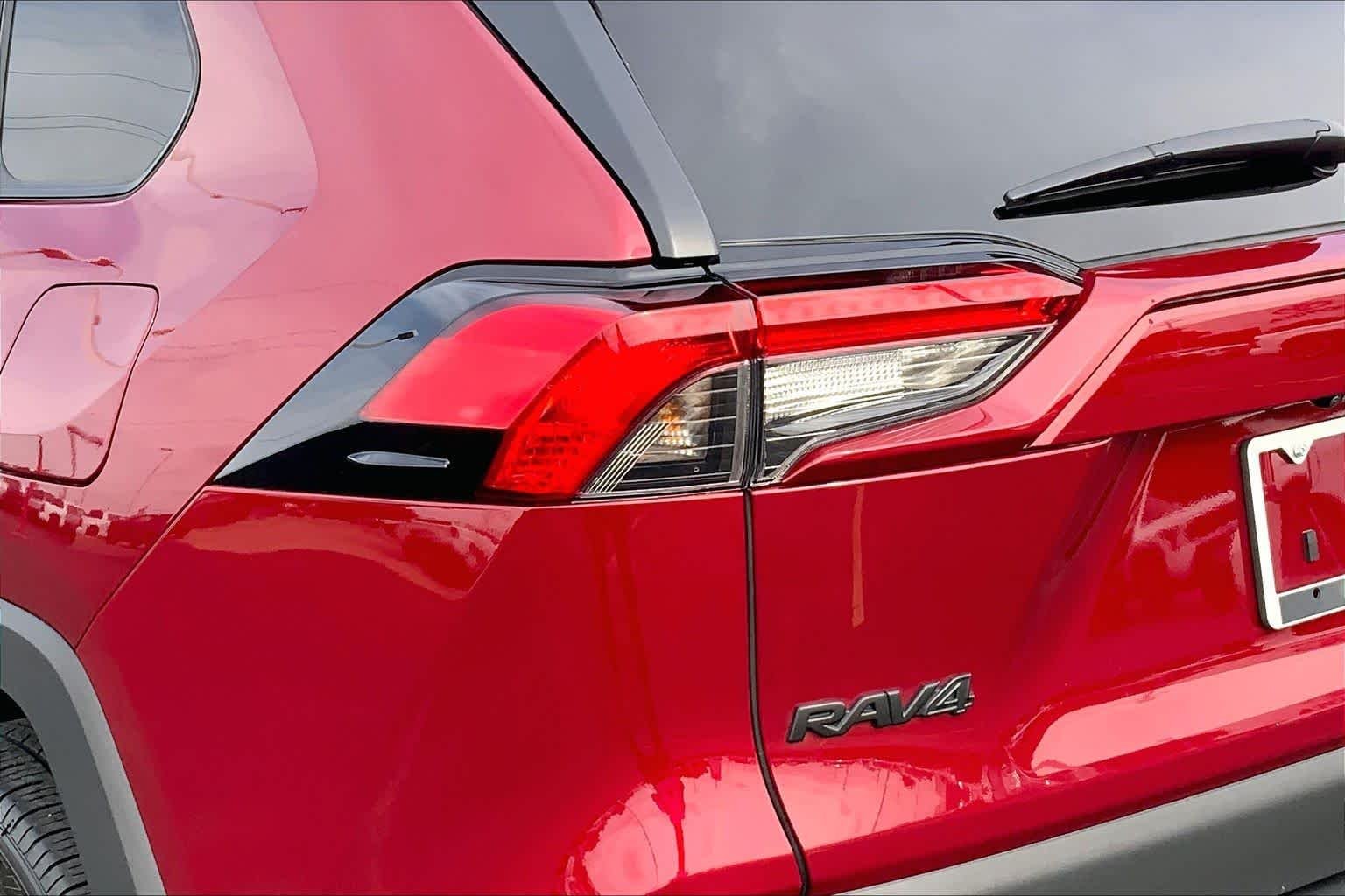Used 2025 Ruby Flare Pearl Toyota XLE Premium image 29