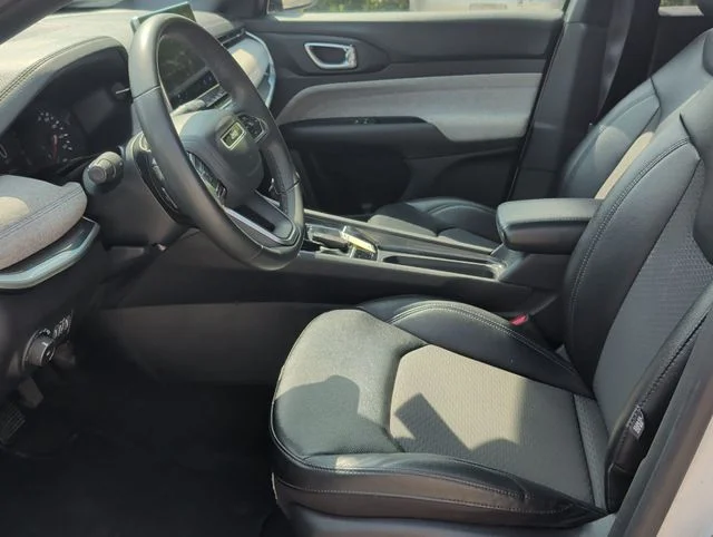 Used 2024 White/off-white Jeep Latitude image 20