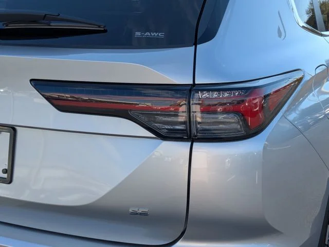 New 2026 Silver Mitsubishi SE image 11