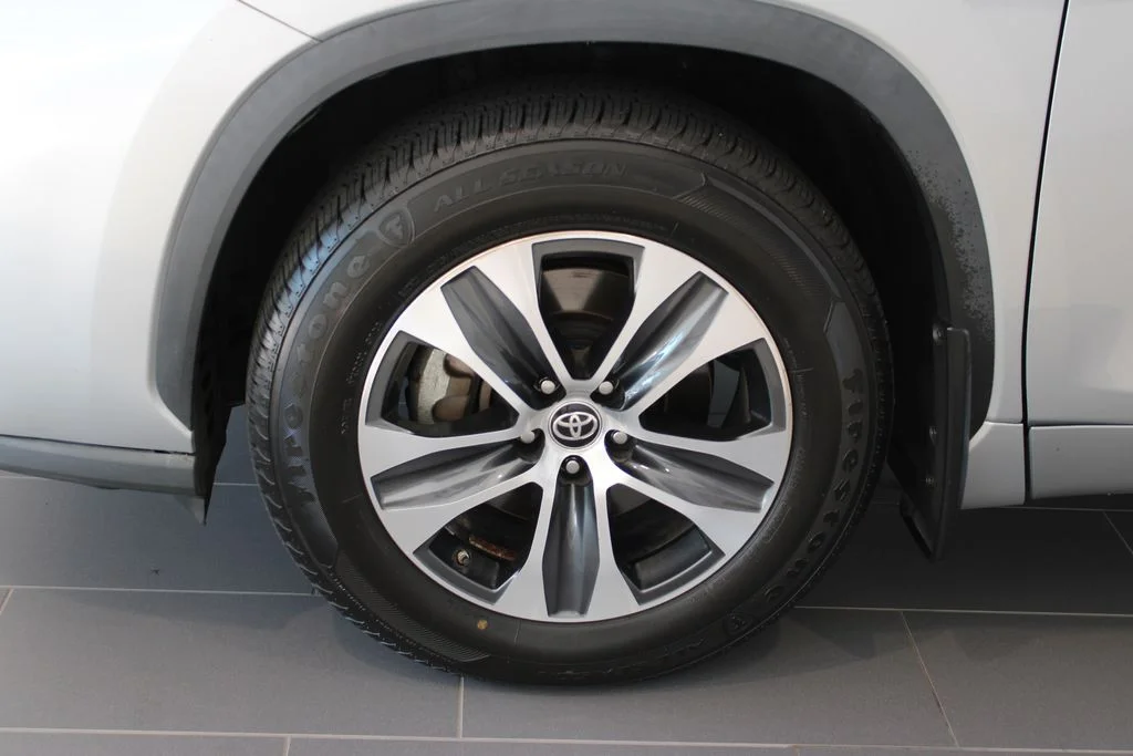 Used 2024 Silver Toyota XLE image 31