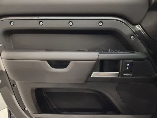 2025 Land Rover Defender X-Dynamic SE - Photo 39