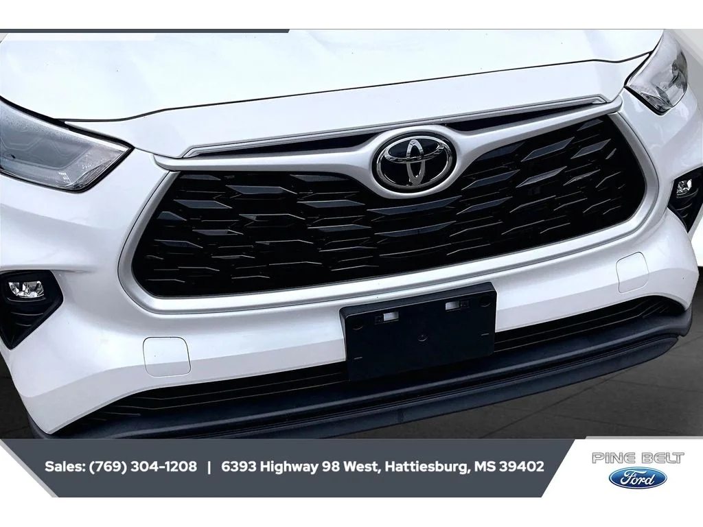 Used 2023 Wind Chill Pearl Toyota XLE image 5