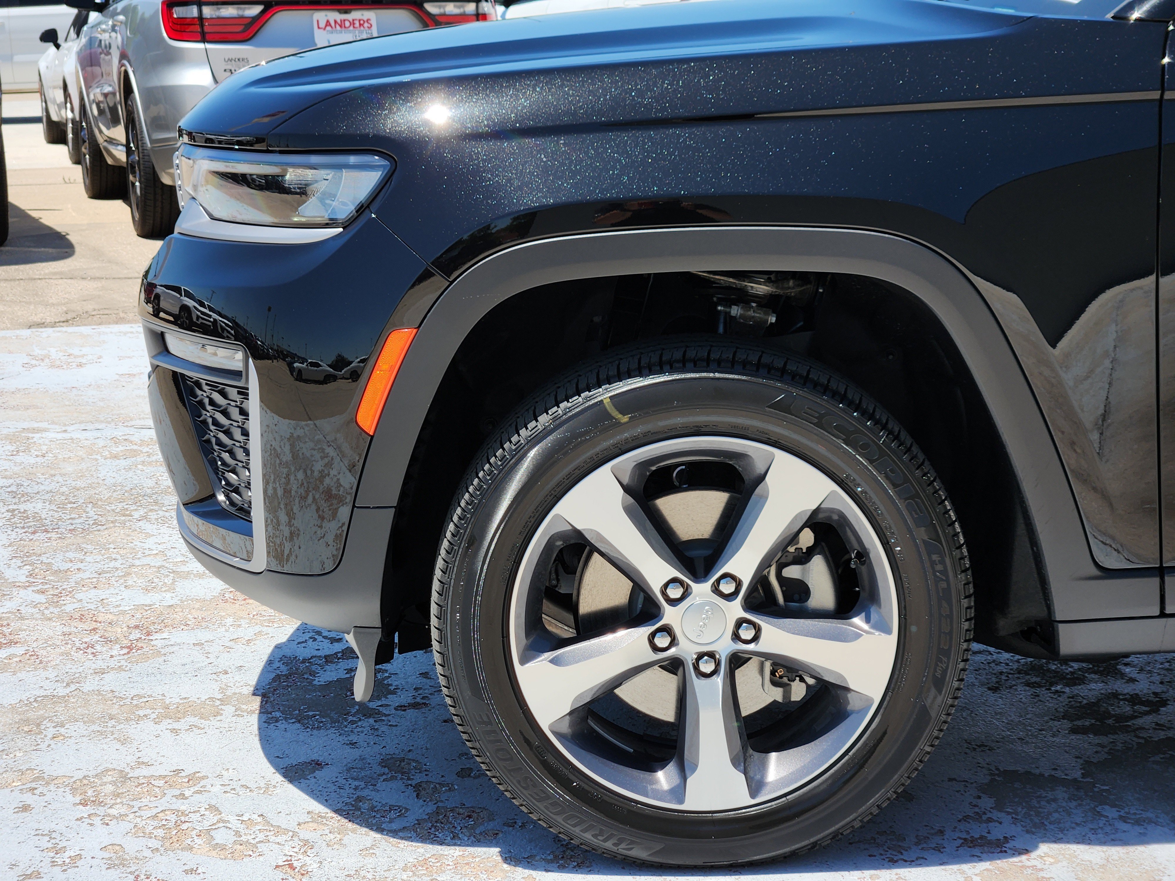 New 2026 Diamond Black Crystal Pearlcoat Jeep Limited image 5