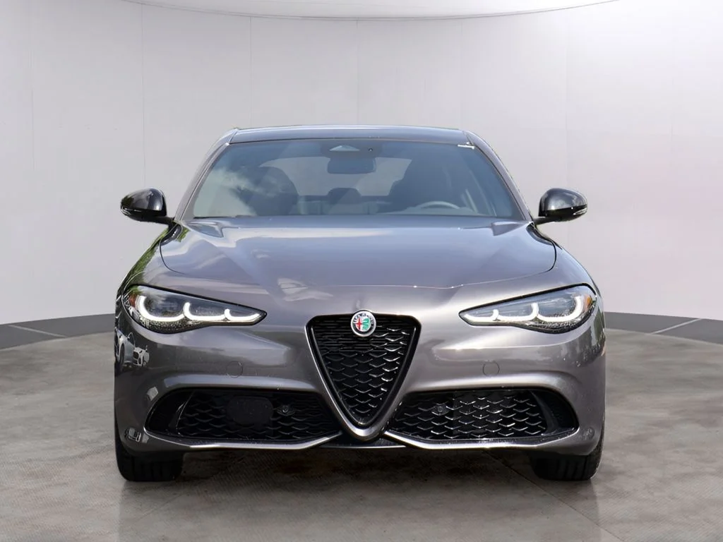 New 2026 Vesuvio Gray Metallic Alfa Romeo Base image 2