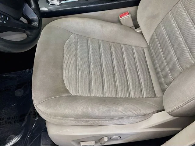 Used 2020 Blue Ford SE image 18