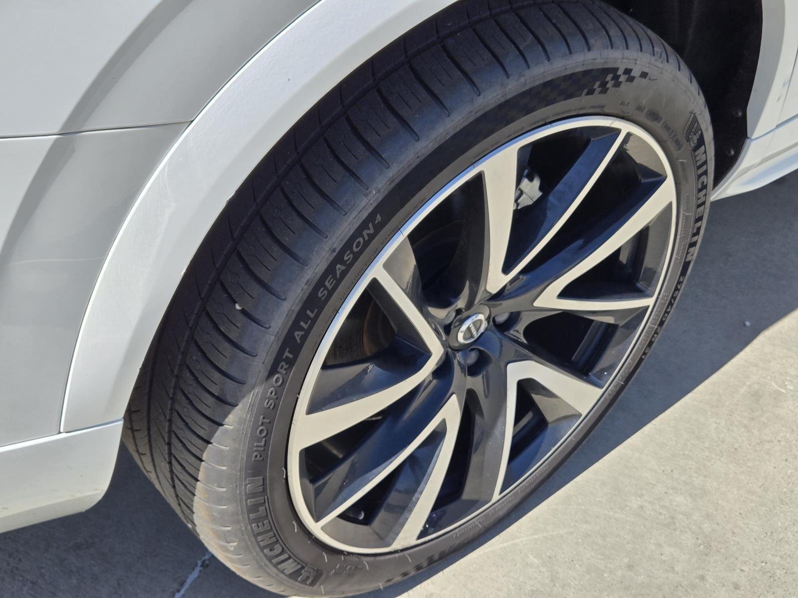 Used 2022 Crystal White Metallic Volvo Momentum image 12