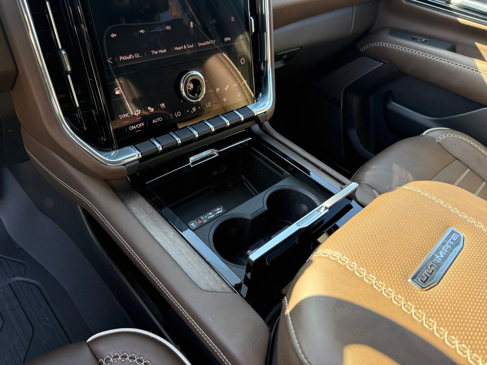 2025 GMC Yukon Denali Ultimate - Photo 13