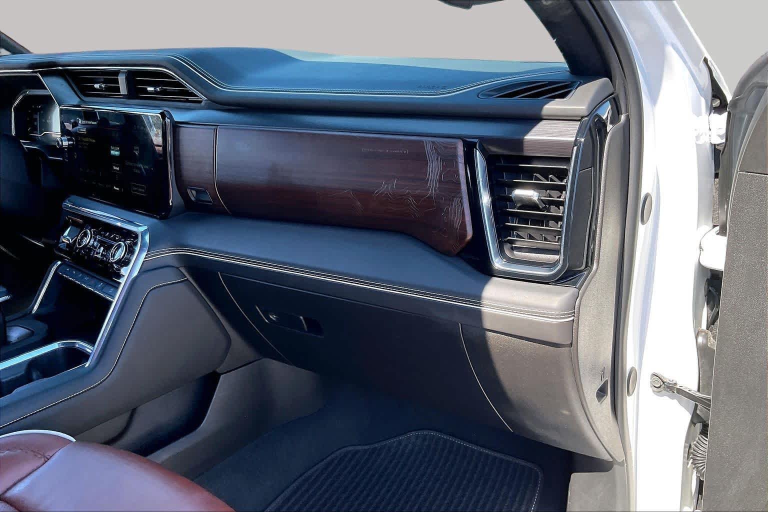 Used 2025 White Frost Tricoat GMC Denali Ultimate image 19