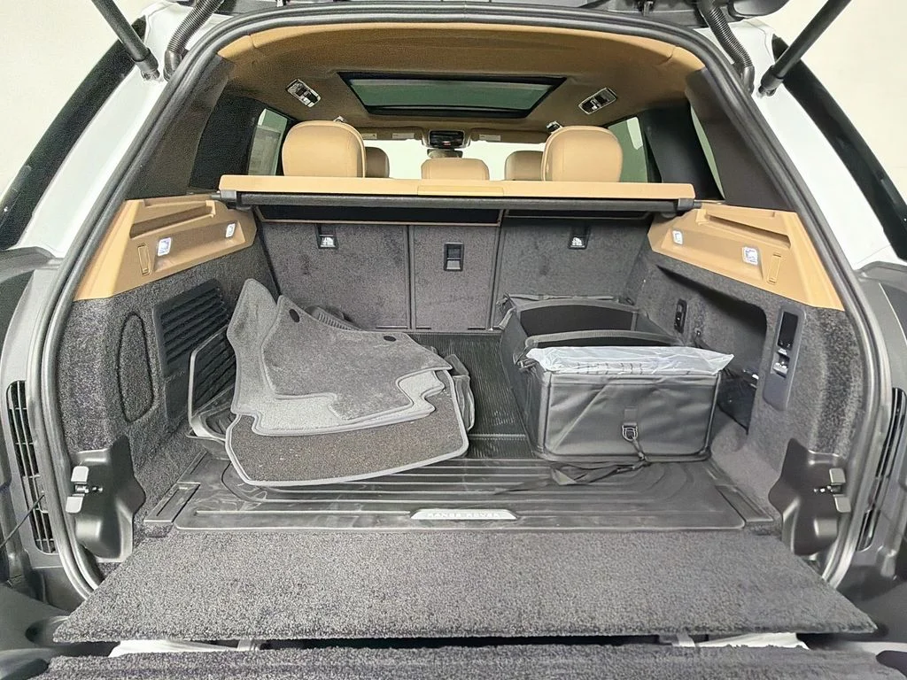New 2026 Fuji White Land Rover SE image 28