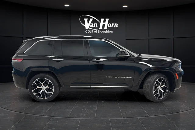 Used 2023 Diamond Black Crystal Pearlcoat Jeep Summit Reserve image 8