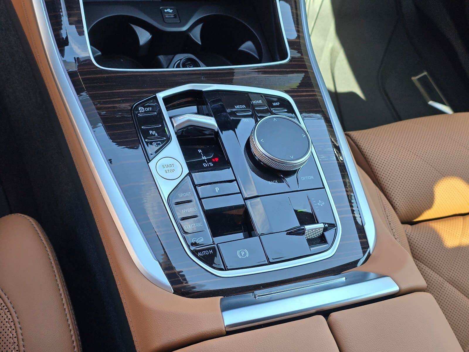 New 2026 Mineral White Metallic BMW xDrive50e image 23
