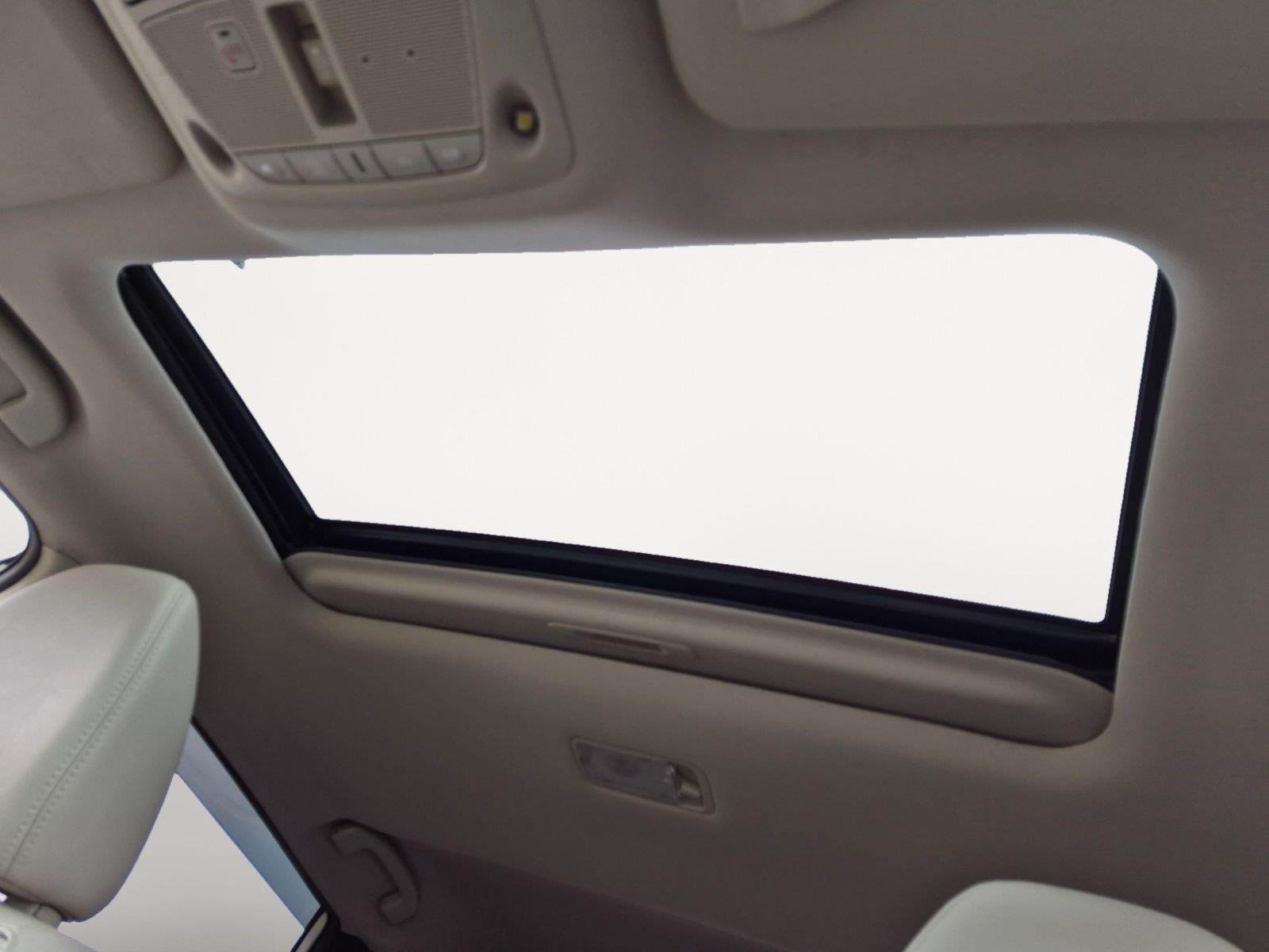 Used 2018 Pearl White Nissan SL image 15