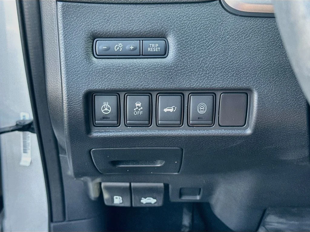 Used 2020 Silver Nissan Platinum image 10