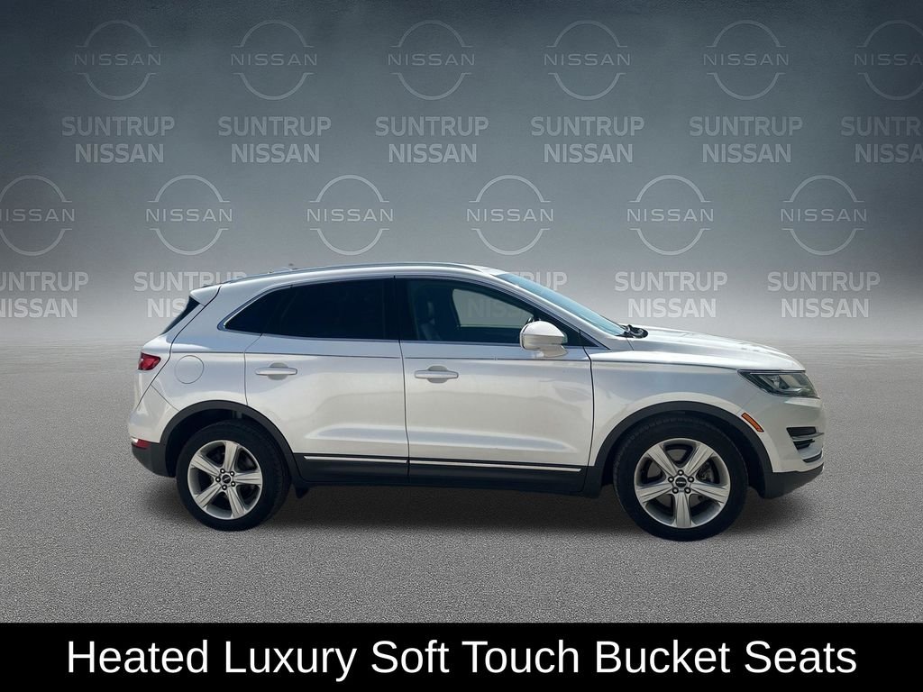 Used 2016 White Lincoln Premiere image 7