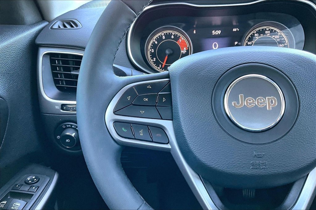 Used 2022 Black Jeep Latitude Lux image 18