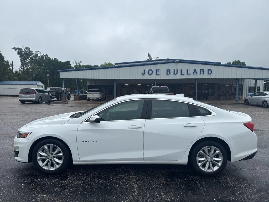 Used 2025 White Chevrolet LT image 17