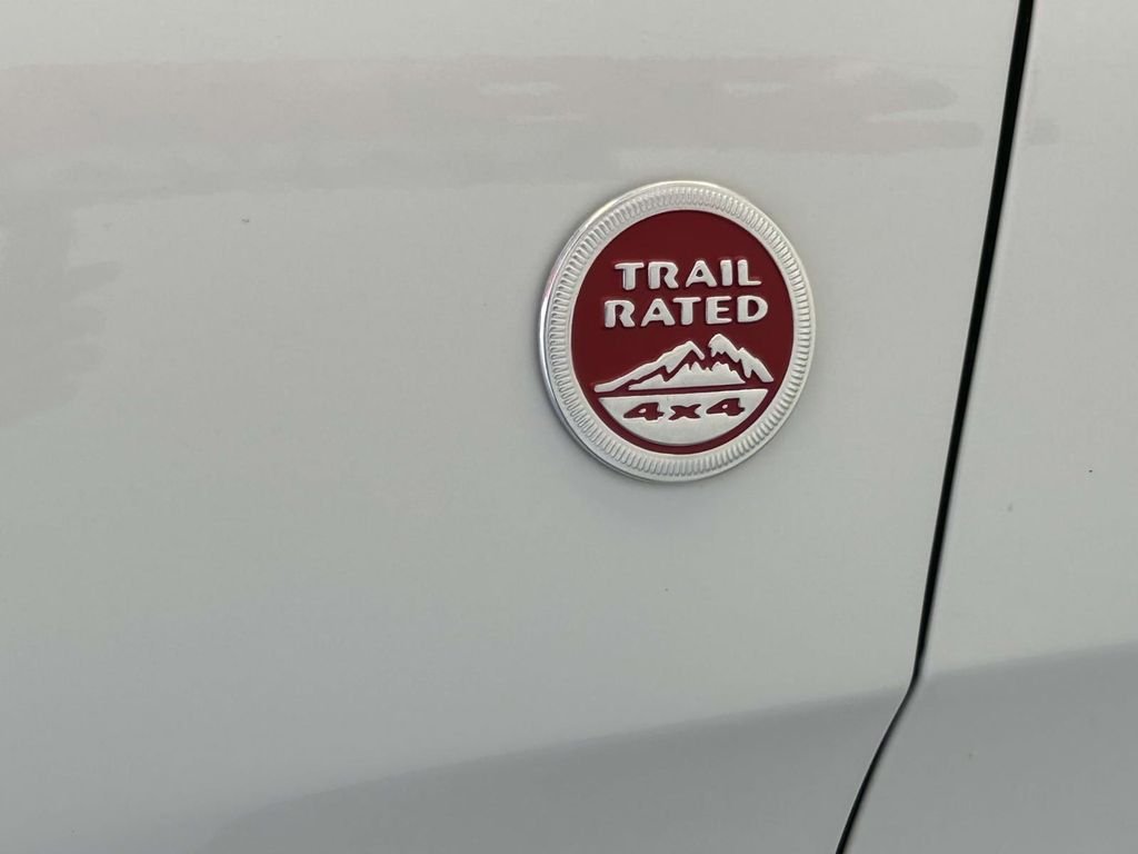 Used 2018 White Jeep Trailhawk image 10