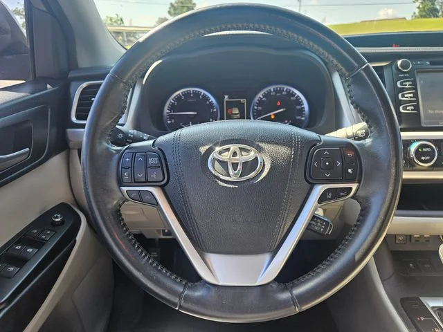 Used 2019 Silver Toyota XLE image 14