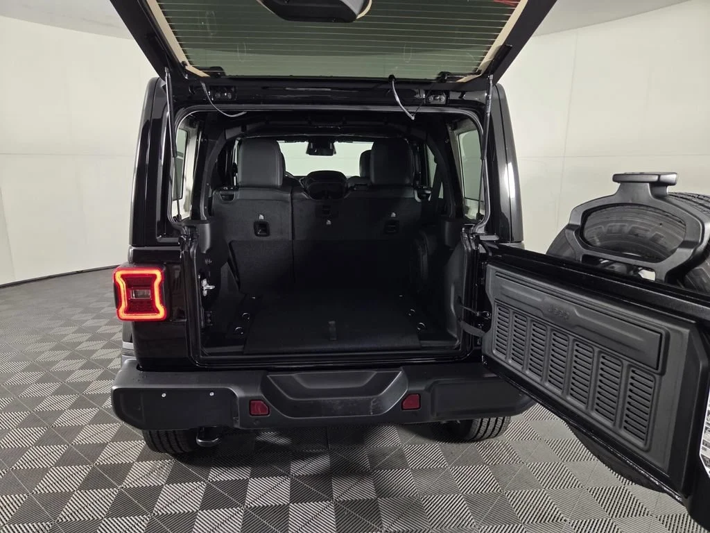 New 2026 Black Clear-Coat Exterior Paint Jeep Sahara image 20