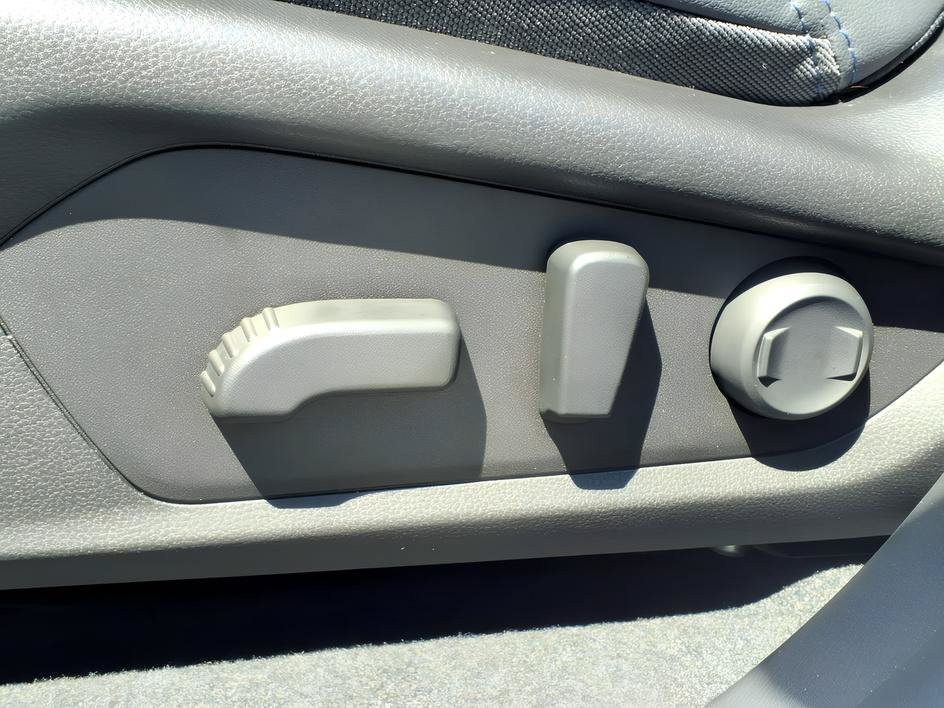 Used 2025 Crystal White Pearl Subaru Limited image 19