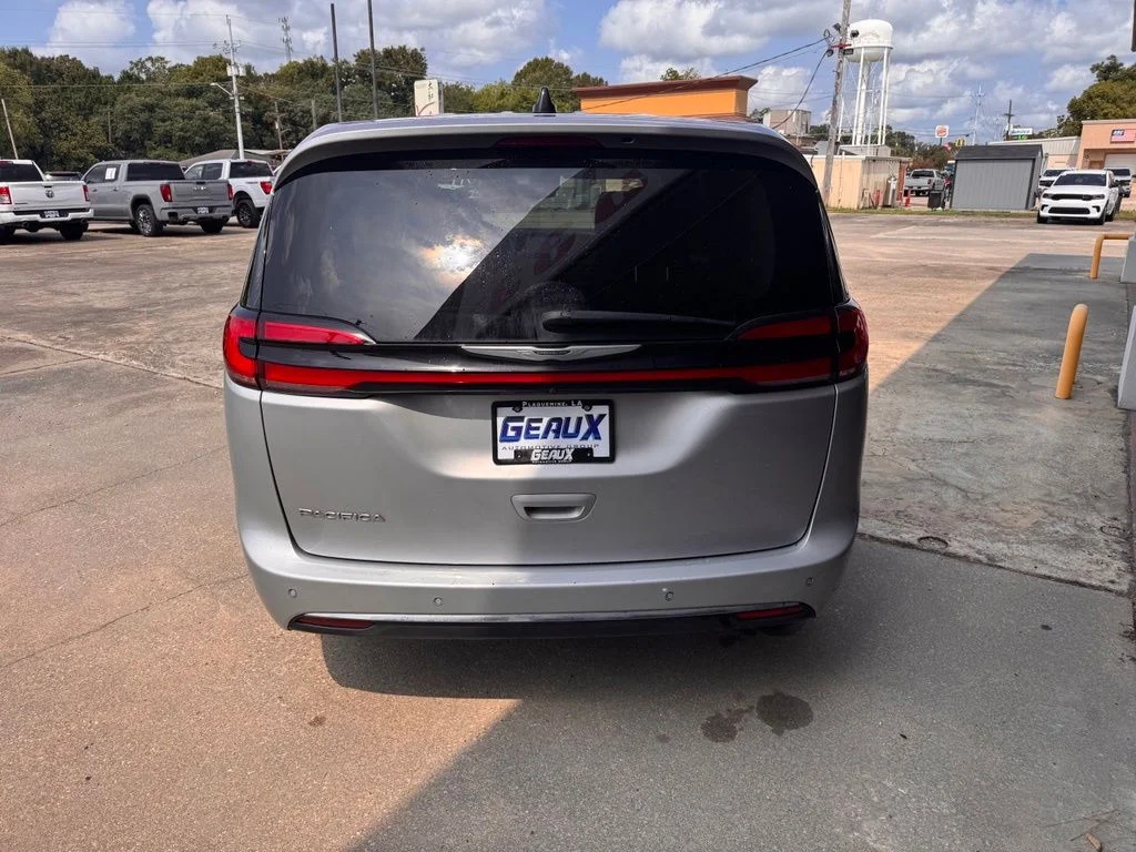 Used 2023 Silver Chrysler Touring L image 9