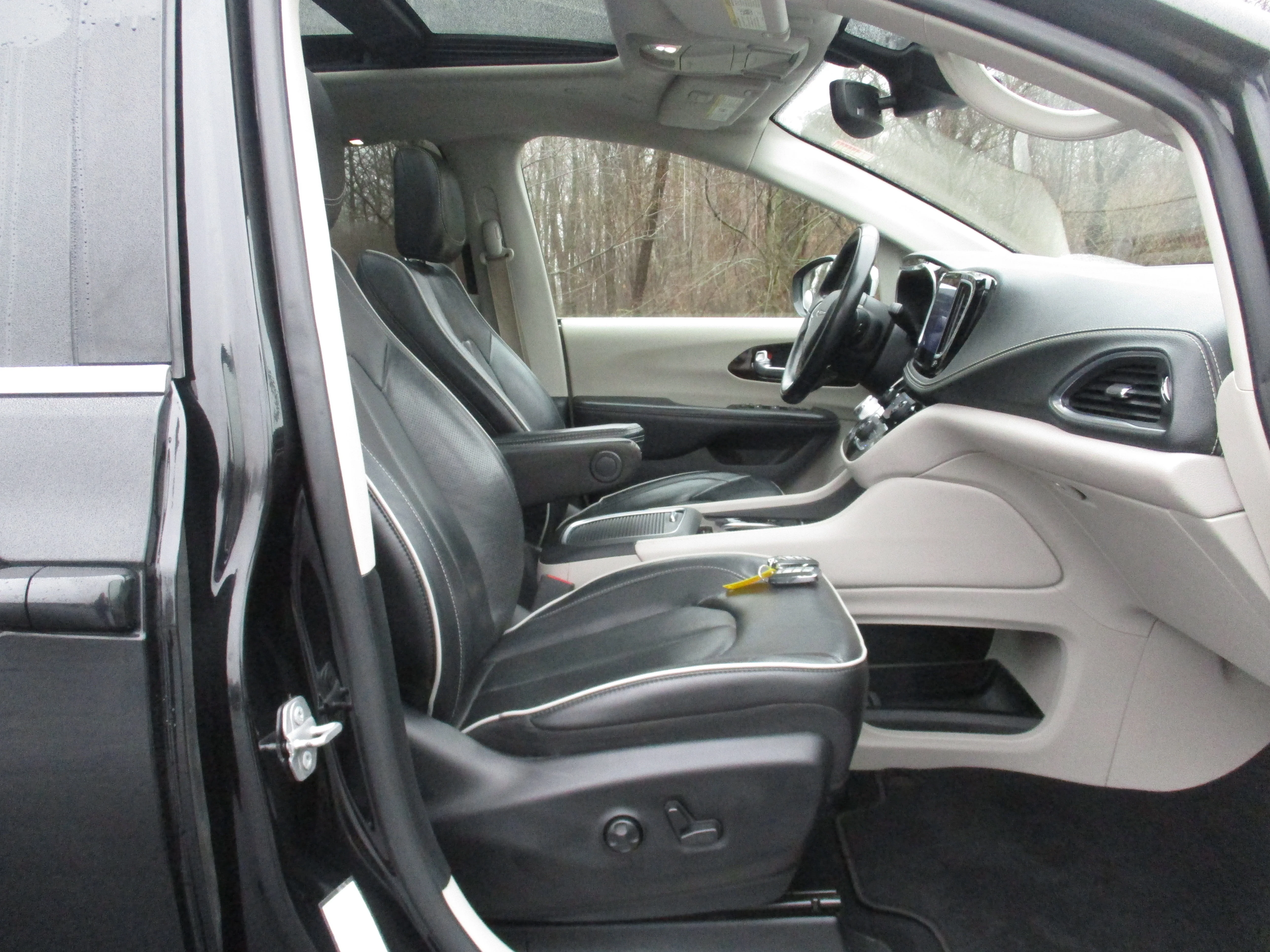 Used 2022 Brilliant Black Crystal Pearlcoat Chrysler Limited image 22