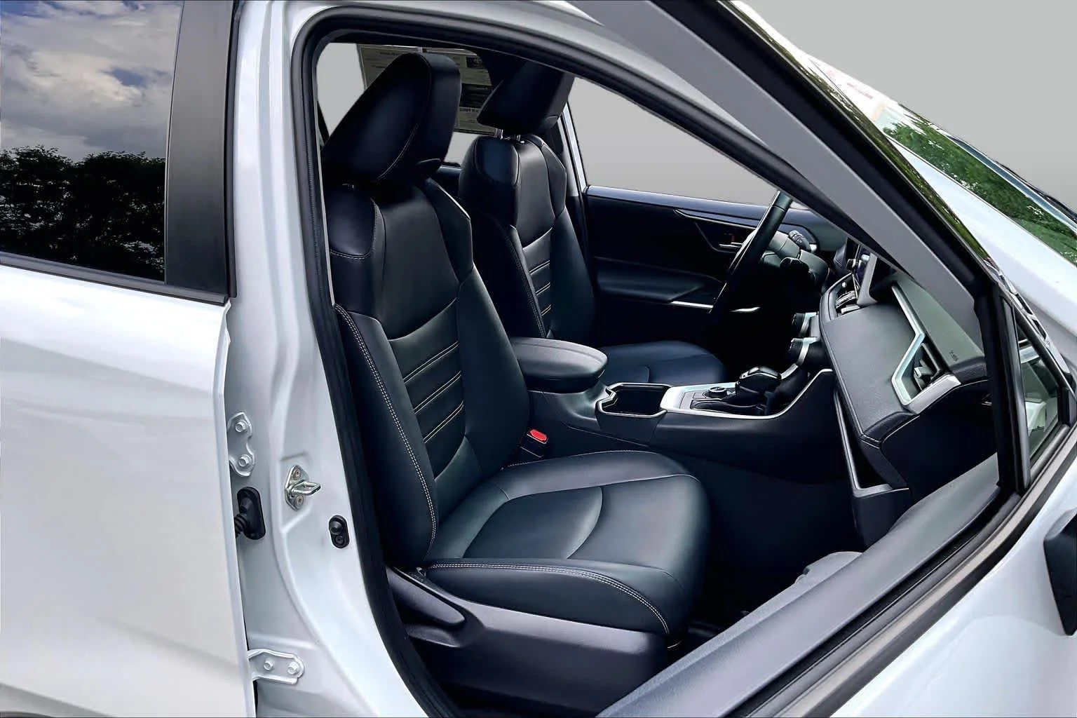Certified Used 2024 Wind Chill Pearl Toyota Hybrid XLE Premium image 8