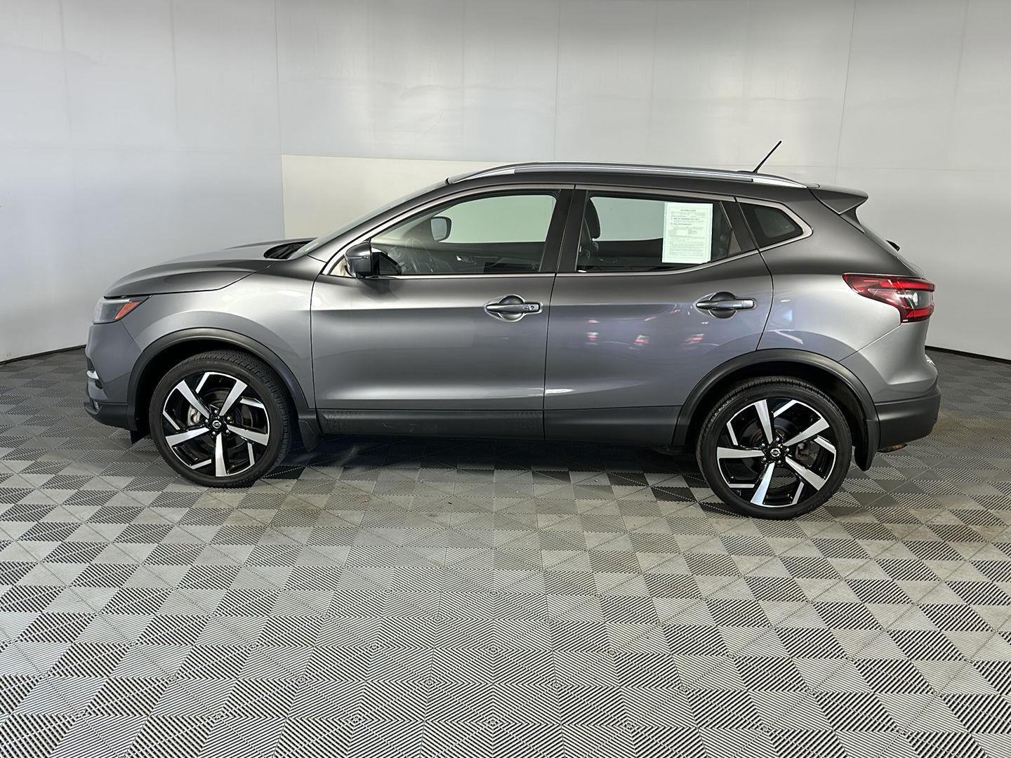 Used 2022 Gun Metallic Nissan SL image 12