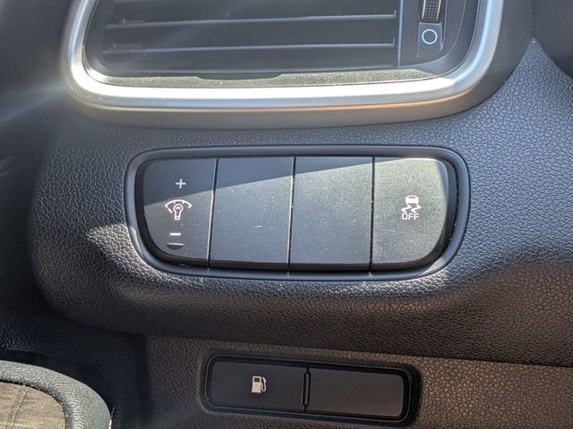Used 2018 White Kia LX image 23