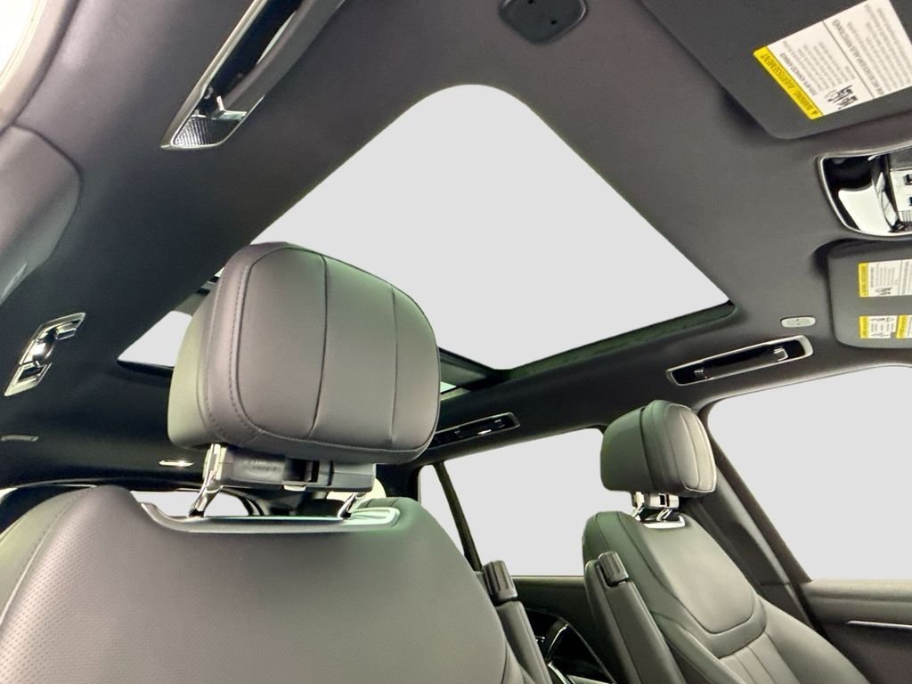 New 2026 Ostuni Pearl White LAND ROVER SE LWB 7-Seats / V8 image 18
