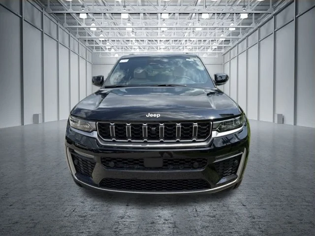 New 2026 Diamond Black Crystal Pearl-Coat Exterior Paint Jeep Limited image 8