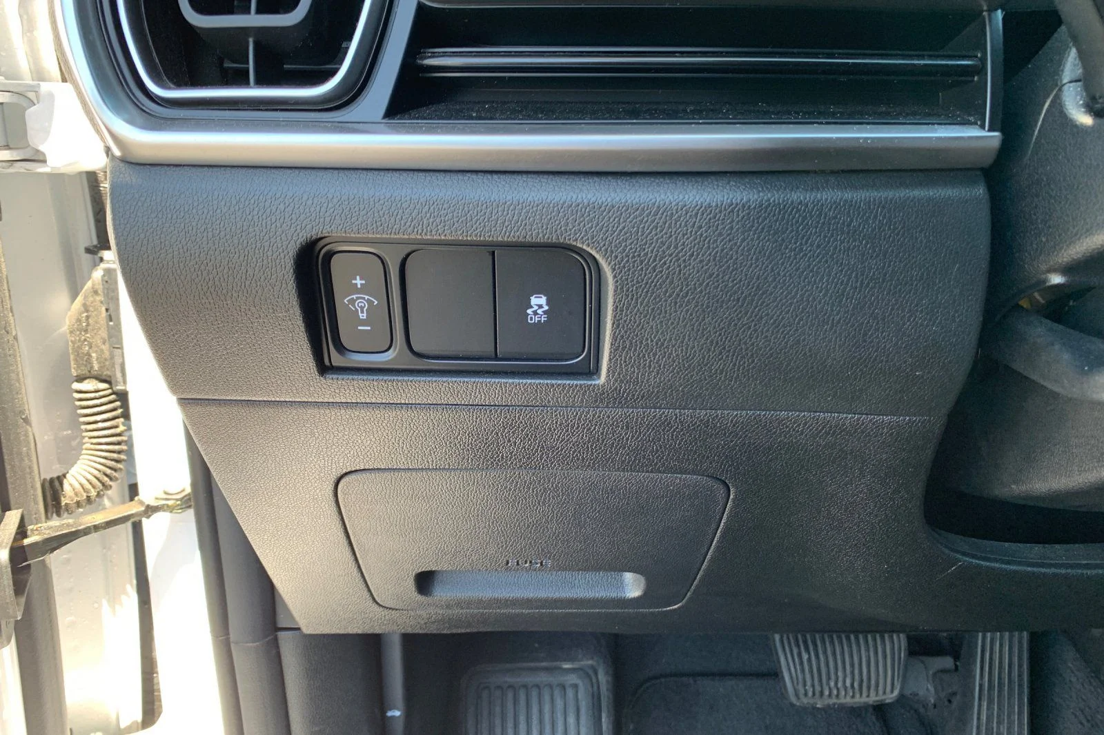 Used 2024 White Kia S image 35