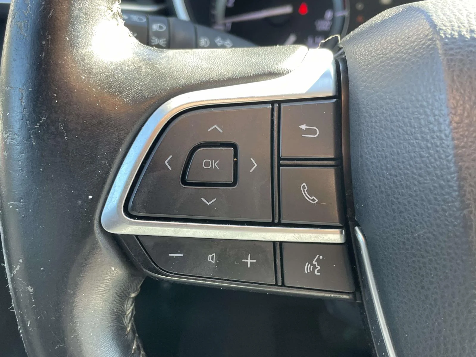 Used 2020 Magnetic Gray Metallic Toyota XLE image 10
