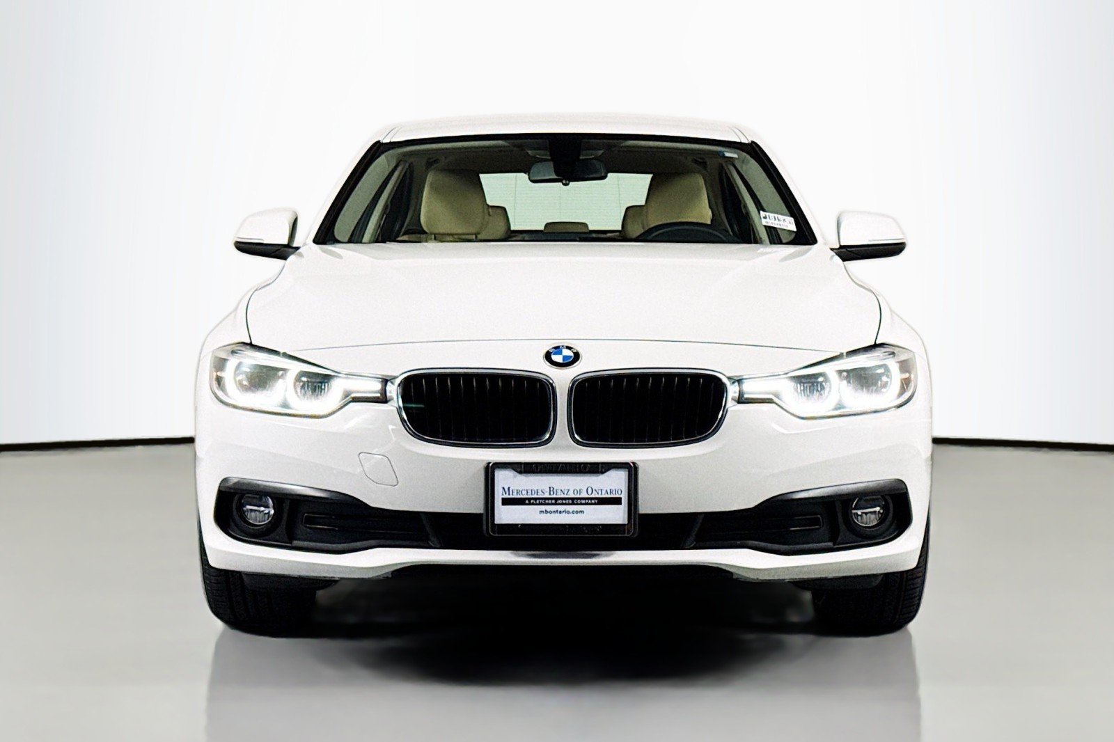 Used 2018 Alpine White BMW 320i image 2