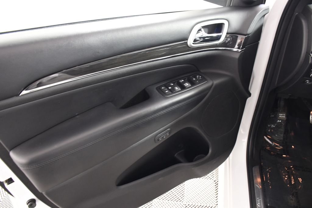 Used 2015 Bright White Clearcoat Jeep Overland image 14